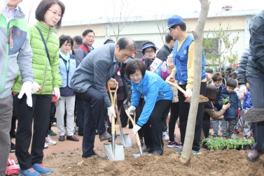 제70회 식목일 나무심기 행사 5